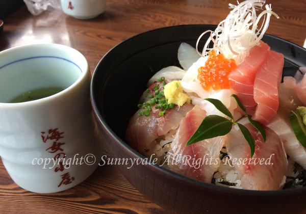 お昼は、海鮮丼